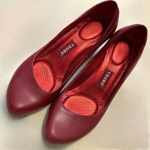 Tsubo Dufay Red Leather Slip On Pumps Comfort Padded Closed Almond Toe Heels 7.5